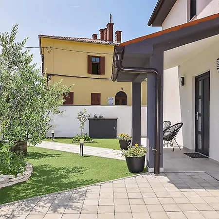 House 2186 Galižana