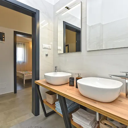 House 2186 * Galižana